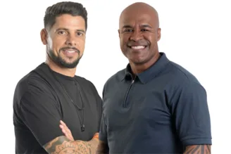 Na imagem, Cicinho e Marcos Assunção em foto oficial