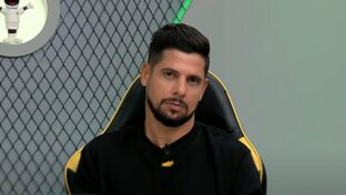 Cicinho, comentarista do Jogo Aberto (Reprodução)