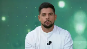 Cicinho indica técnico que ganhou “sobrevida” no Brasil