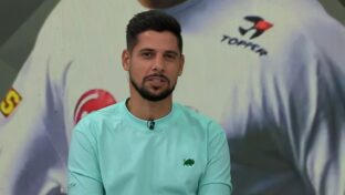 Cicinho, comentarista do Jogo Aberto (Reprodução)