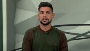 Cicinho valoriza time dando “aula” de humildade no Brasileirão: “Não tem estrelismo”