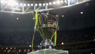 Taça da Copa do Brasil entregue ao Flamengo em 2024 (Friedemann Vogel/Getty Images)