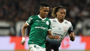 Estêvão disputa bola com Carillo em final do Paulistão (Cesar Greco - Ag. Palmeiras)
