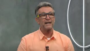 Craque Neto no comando do programa dominical "Apito Final" na Band (Reprodução)