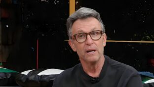 Craque Neto no comando do programa "Os Donos da Bola" (Reprodução - YouTube)