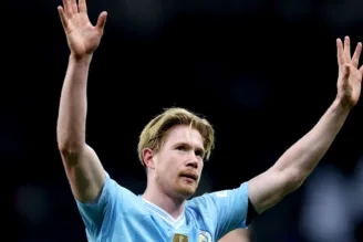 Na imagem, De Bruyne saúda torcedores