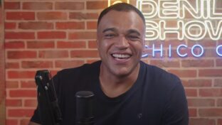 Denílson no comando de entrevista para podcast (Reprodução - YouTube)