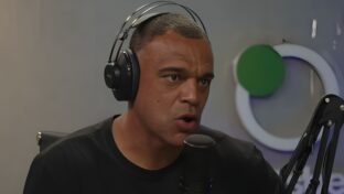Denílson no comando de podcast (Reprodução - YouTube)