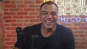 Denílson elege meia fora da curva no Brasil hoje: “Joga muito” 