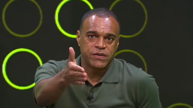 Denílson vê torcida sem paciência no Brasil: “Vaiam com 10 minutos” Denílson vê torcida sem paciência no Brasil: “Vaiam com 10 minutos”