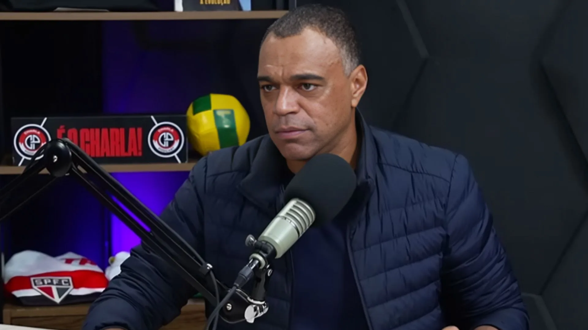 Denílson indica torcida exigente no Brasil hoje: “Sofre muito”