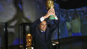 Denílson se empolga com meia ‘impressionante’ do futebol brasileiro: “Tá jogando demais”