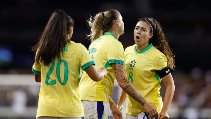 Com gol heroico, seleção brasileira feminina vira e vence os Estados Unidos após 10 anos de jejum Com gol heroico, seleção brasileira feminina vira e vence os Estados Unidos após 10 anos de jejum