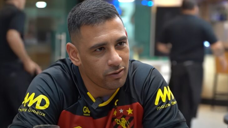 Diego Souza elege técnico que ‘dá aulas’ no Brasil hoje: “Sabe muito” Diego Souza elege técnico que ‘dá aulas’ no Brasil hoje: “Sabe muito”
