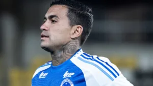 Cruzeiro libera Dudu dos treinos enquanto se define o futuro do atacante