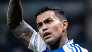 Cruzeiro conversa com staff do atacante Dudu para redução da multa rescisória