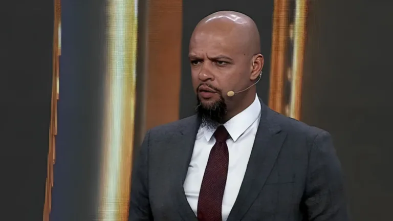 Felipe Melo se espanta e aponta time com camisa pesada no futebol