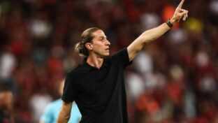 Filipe Luís orientando o time do Flamengo (Foto: Gilvan de Souza / CRF)