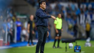Gustavo Quinteros comandou o Grêmio contra o Flamengo, em jogo do Brasileirão Série A (foto: Lucas Uebel/GFBPA)