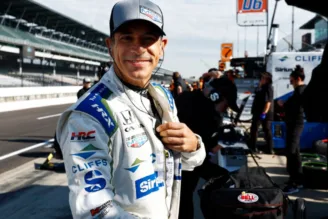 Na imagem, Helio Castroneves no paddock