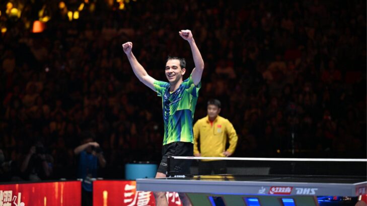 Hugo Calderano faz história e é campeão na Copa do Mundo de Tênis de Mesa Hugo Calderano faz história e é campeão na Copa do Mundo de Tênis de Mesa