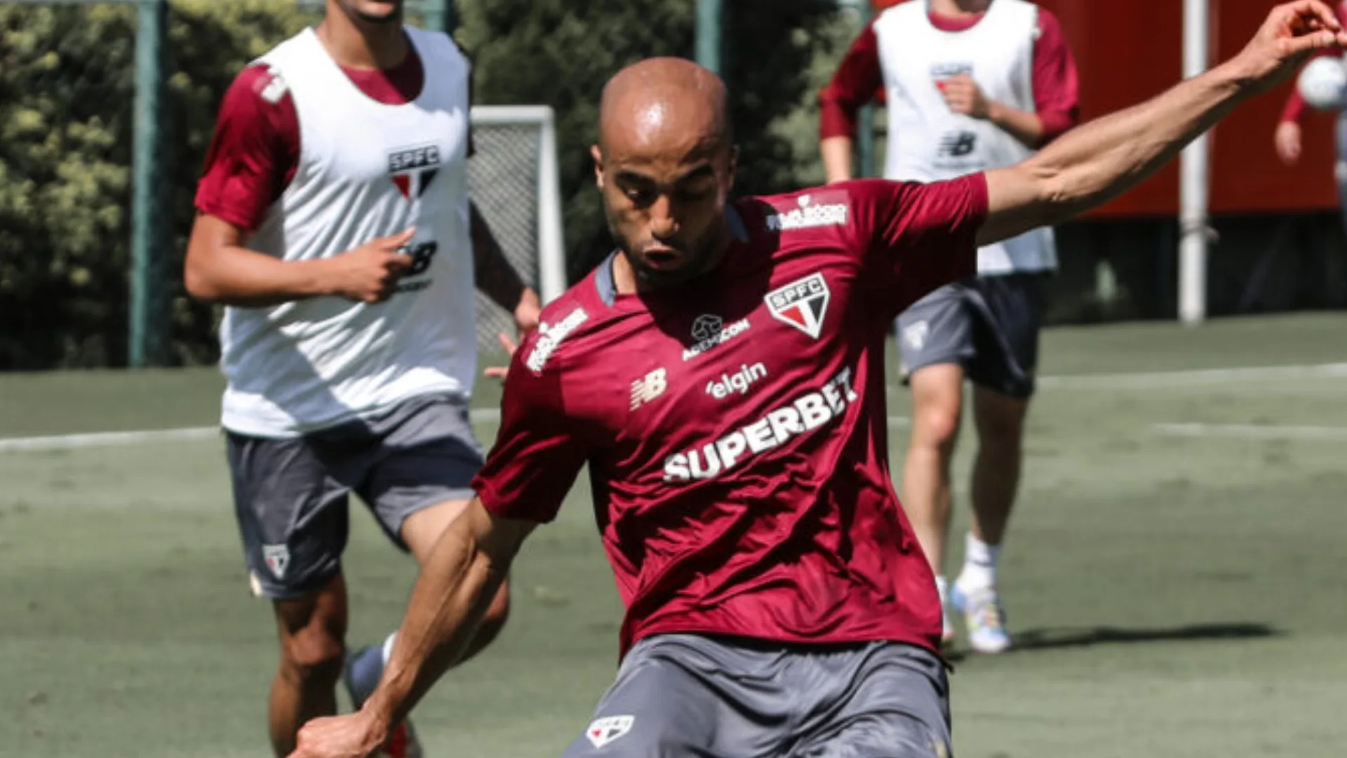 Lucas Moura treina no SPFC e pode ser relacionado contra o Fortaleza pelo Brasileirão