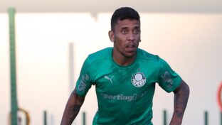 Lateral sentiu edema na panturrilha (Foto: Cesar Greco/Palmeiras/by Canon)