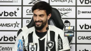 Botafogo apresenta o centroavante Mastriani como novo reforço