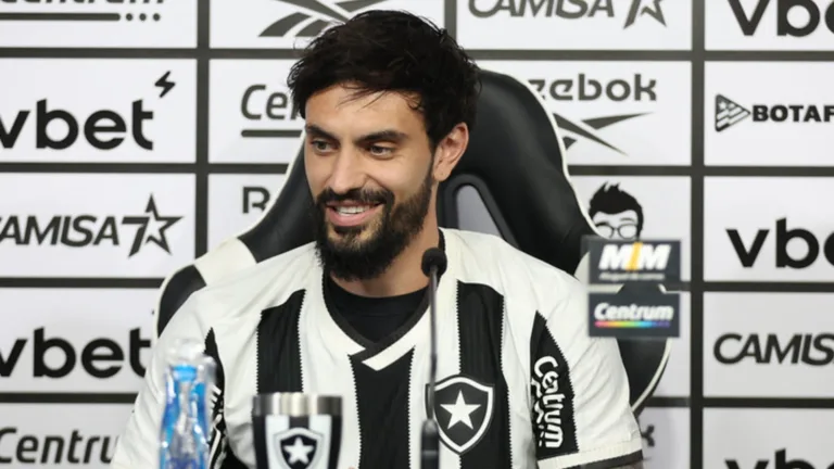 Botafogo apresenta o centroavante Mastriani como novo reforço