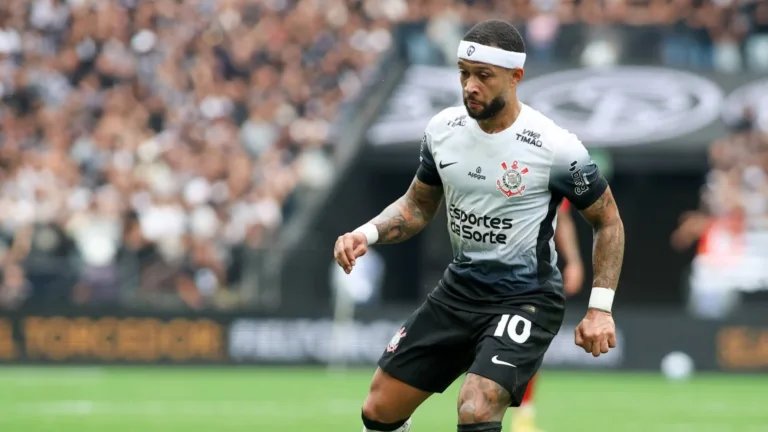 Memphis Depay lista técnicos para assumirem o Corinthians; veja opções