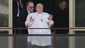 Papa Francisco é homenageado pelo San Lorenzo: “Um de nós”