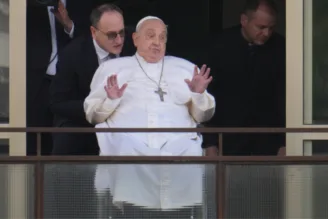 Na imagem, Papa Francisco em sacada