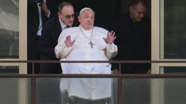 Papa Francisco é homenageado pelo San Lorenzo: “Um de nós”