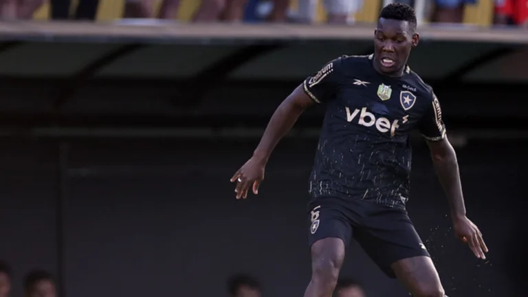 Técnico do Botafogo, Renato Paiva sai em defesa de Patrick de Paula, criticado por torcedores