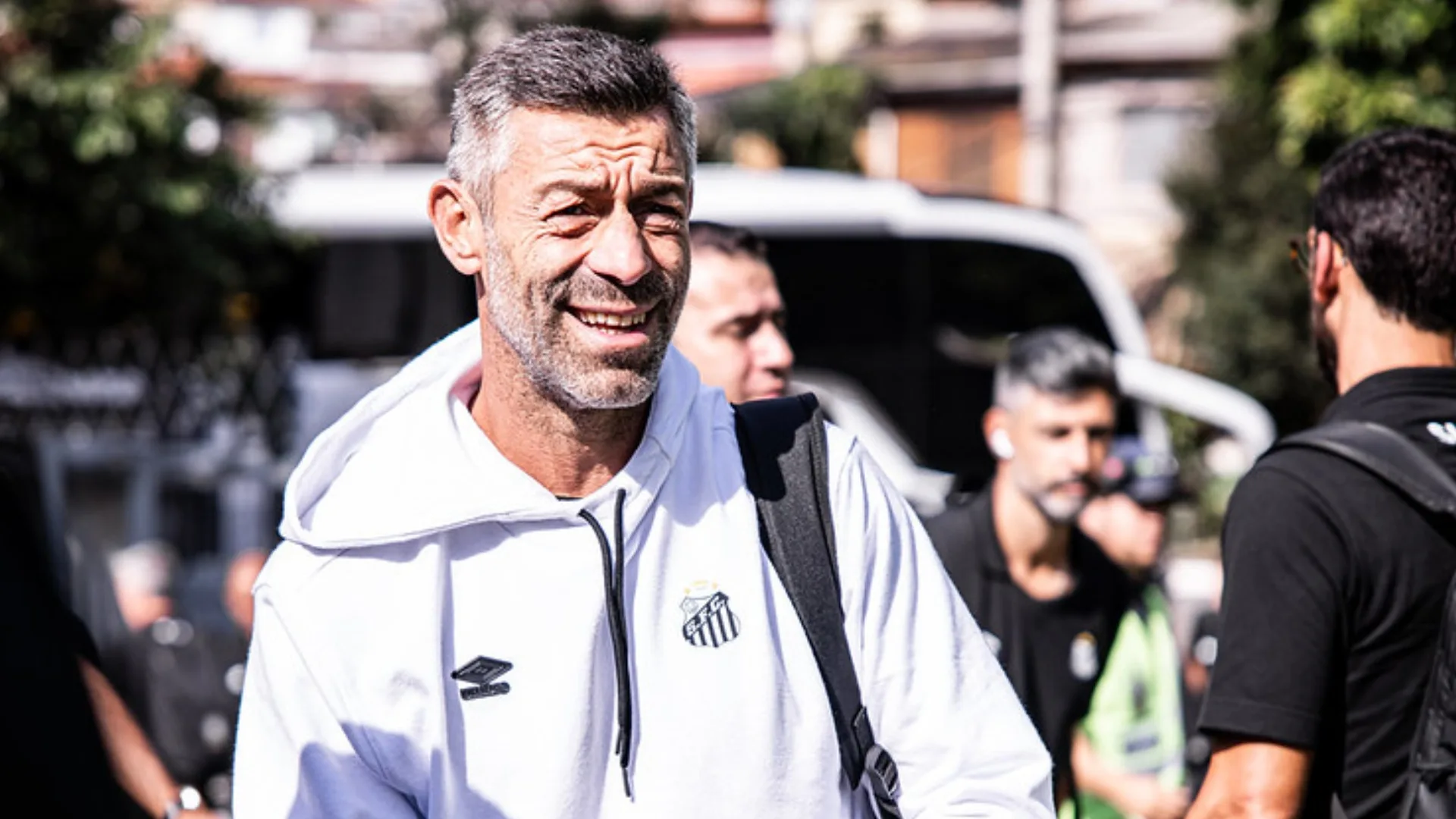 Pedro Caixinha cobra valor milionário do Santos e pode ‘atrapalhar’ busca por técnico; entenda