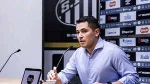 CEO do Santos, Pedro Martins, lamenta decisão da diretoria em demitir Pedro Caixinha