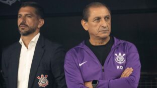 Emiliano e Ramón Díaz em jogo do Corinthians (foto: Renato Pizzutto/Agência Paulistão)