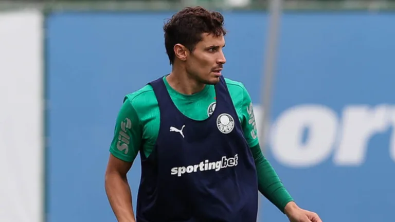 Veiga avança na recuperação de luxação no ombro e já faz treino em campo com o elenco do Palmeiras