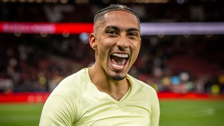 Raphinha elege zagueiro mais difícil de se enfrentar no mundo: “Pesado”