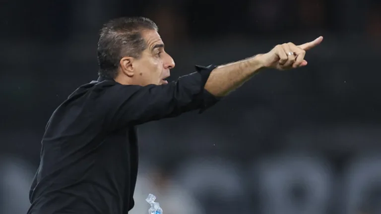 Renato Paiva admite atuação irregular do Botafogo, mas valoriza vitória