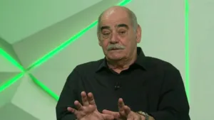 Rivellino indica técnico na corda bamba no Brasil: “Impressionante”