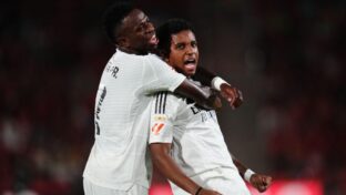 Rodrygo e Vinícius Júnior comemorando gol do Real Madrid (PRESSINPHOTO SPORTS AGENCY/Alamy Live News)

