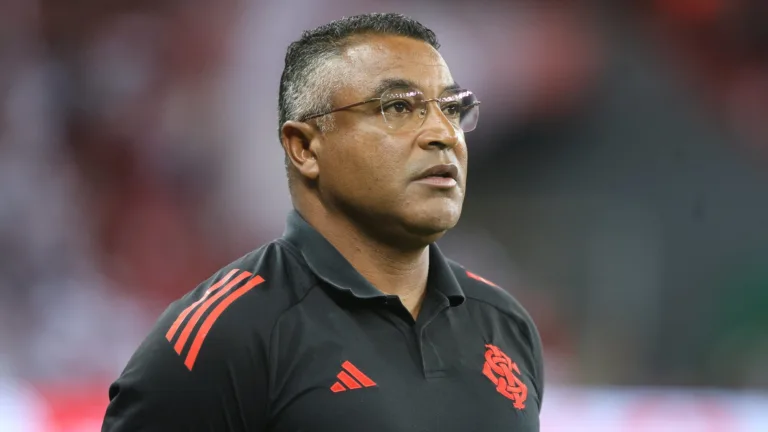 Roger Machado exalta zagueiro extraordinário do Brasileirão: “Fenômeno”