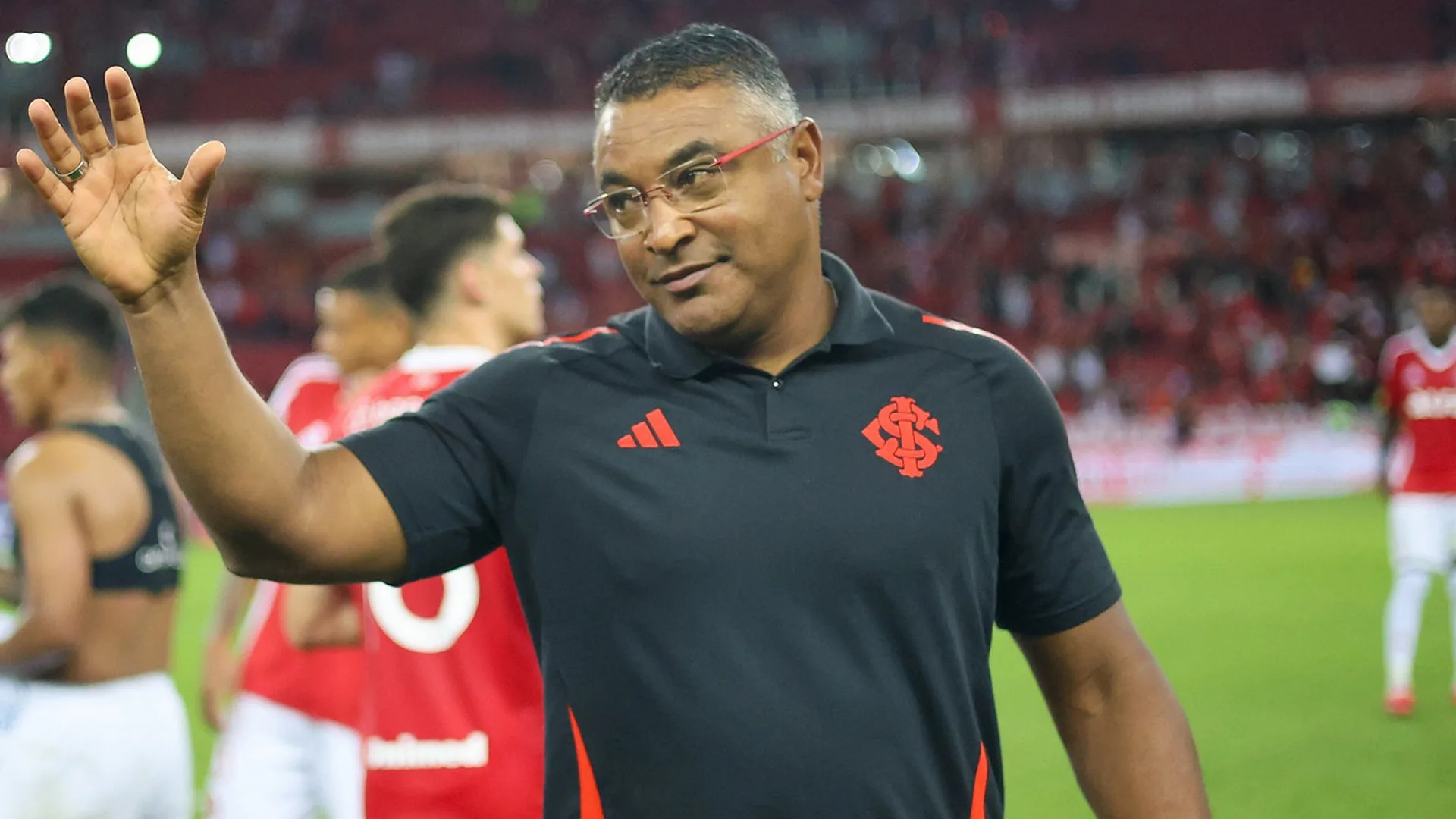 Torcedores do Internacional pedem a saída de Roger Machado após defesa ao volante Ronaldo: “Só pode ser deboche”