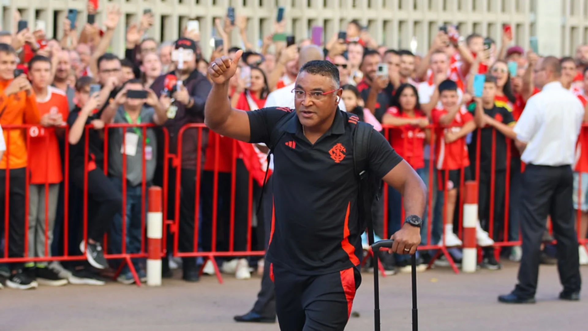 Roger Machado, do Internacional, aponta times prejudicados pelo apito no Brasil hoje: “Pênalti claro”