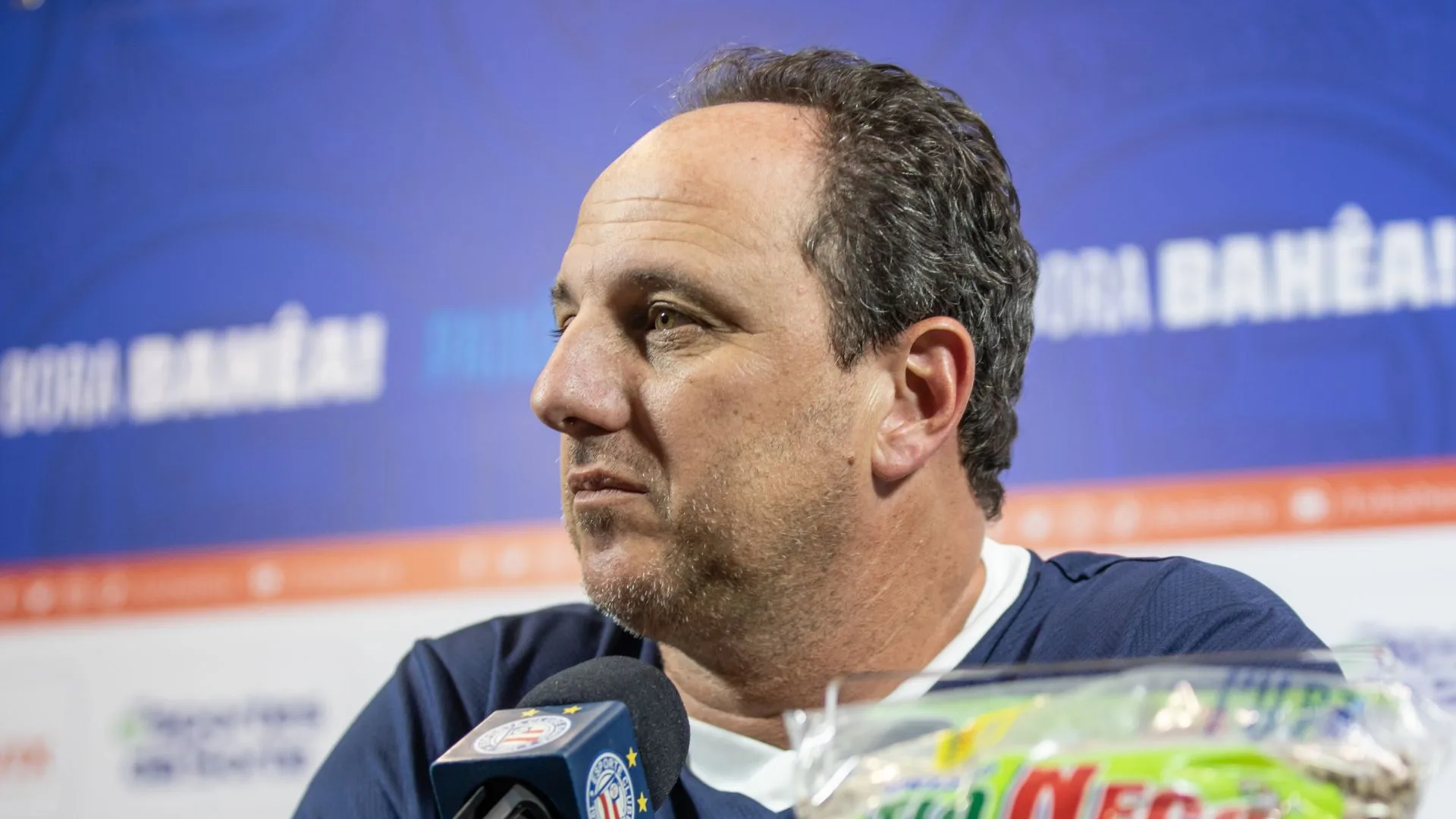 Rogério Ceni indica zagueiro revelação no futebol brasileiro