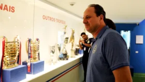 Vampeta aponta o que assemelha Rogério Ceni de Ancelotti e inclui Felipão