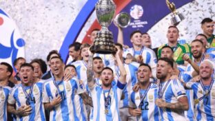 Seleção da Argentina comemora o bi da Copa América (Carmen Mandato/Getty Images)