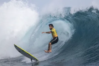 Na imagem, Filipe Toledo surfa