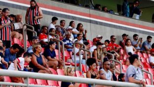 Torcedores acompanhando partida do São Paulo de futebol feminino (Foto: Reprodução)